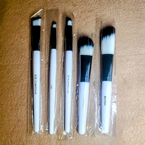 NEW Signature Club A 5 Piece Professional Makeup Artist's Brush Set & Makeup Bag - Picture 3 of 7